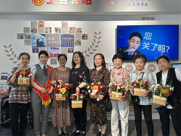 心翼站开展母亲节公益服务AG真人登录重庆电信爱