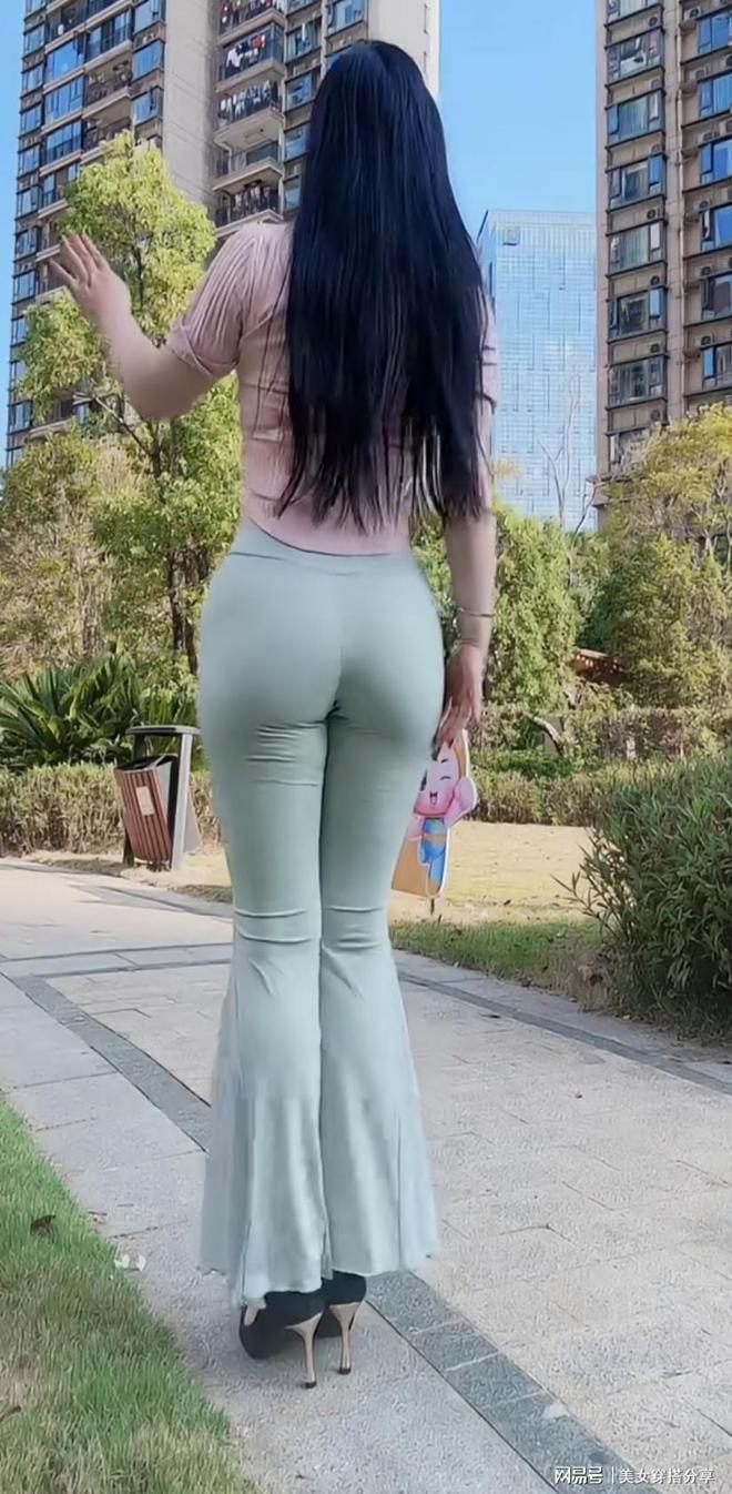 姨必备的减龄穿搭AG真人网站老阿(图2)