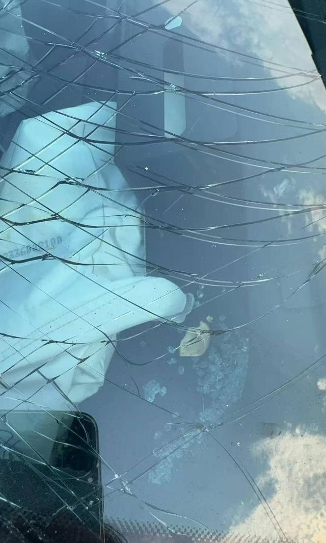 弹”？车辆危险“变装”暗藏多重隐患AG真人旗舰厅车载玩偶成“致命飞(图3)